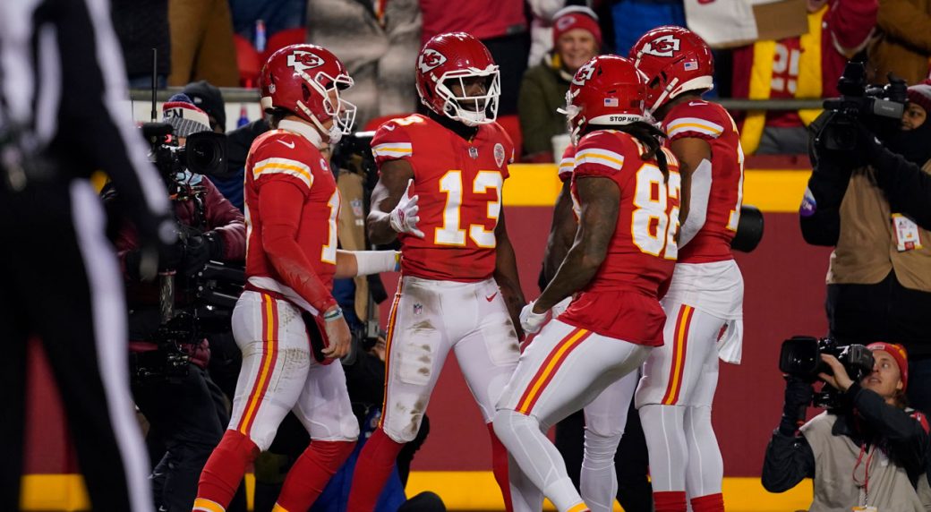 Chiefs dominate Steelers to advance to AFC divisional round